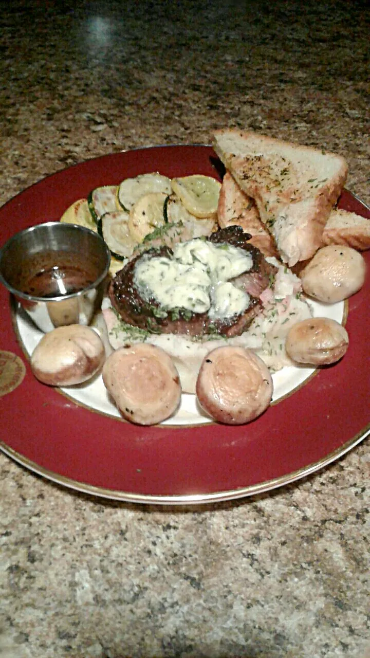 pan seared, filet mignon atop garlic parsley whipped potatoes, salted zucchini & summer squash, and sauted button mushrooms..served with chive butter, aujous, a|Kenneth Flathersさん