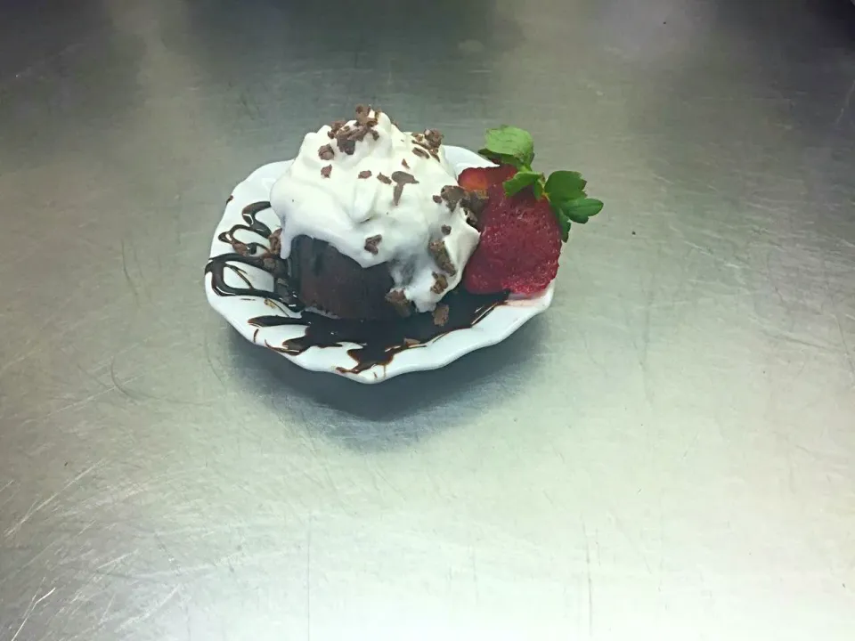 chocolate lava cake with hot fudge , whipped cream, and topped with shaved milk chocolate..|Kenneth Flathersさん