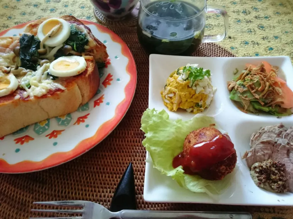 休日のランチ♪
ピザトースト・サラダアラカルト
コロッケ……|アッキーさん