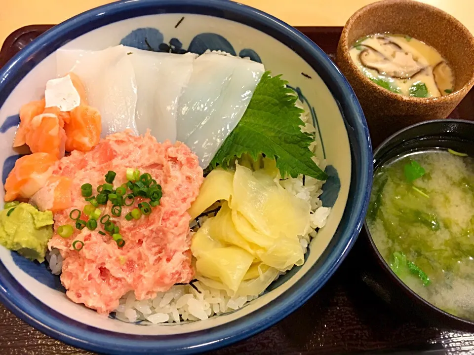 Snapdishの料理写真:三色丼（ネギトロ、サーモン、イカ）大盛|ゆうじ.さん