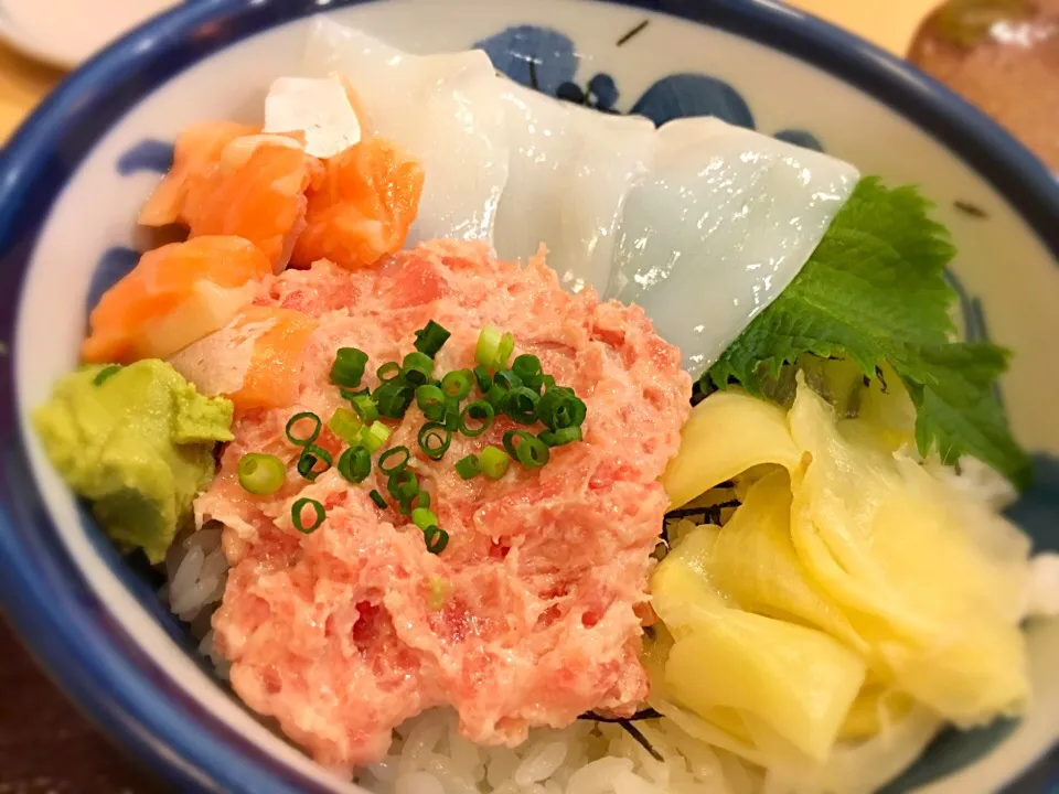 三色丼（ネギトロ、サーモン、イカ）|ゆうじ.さん