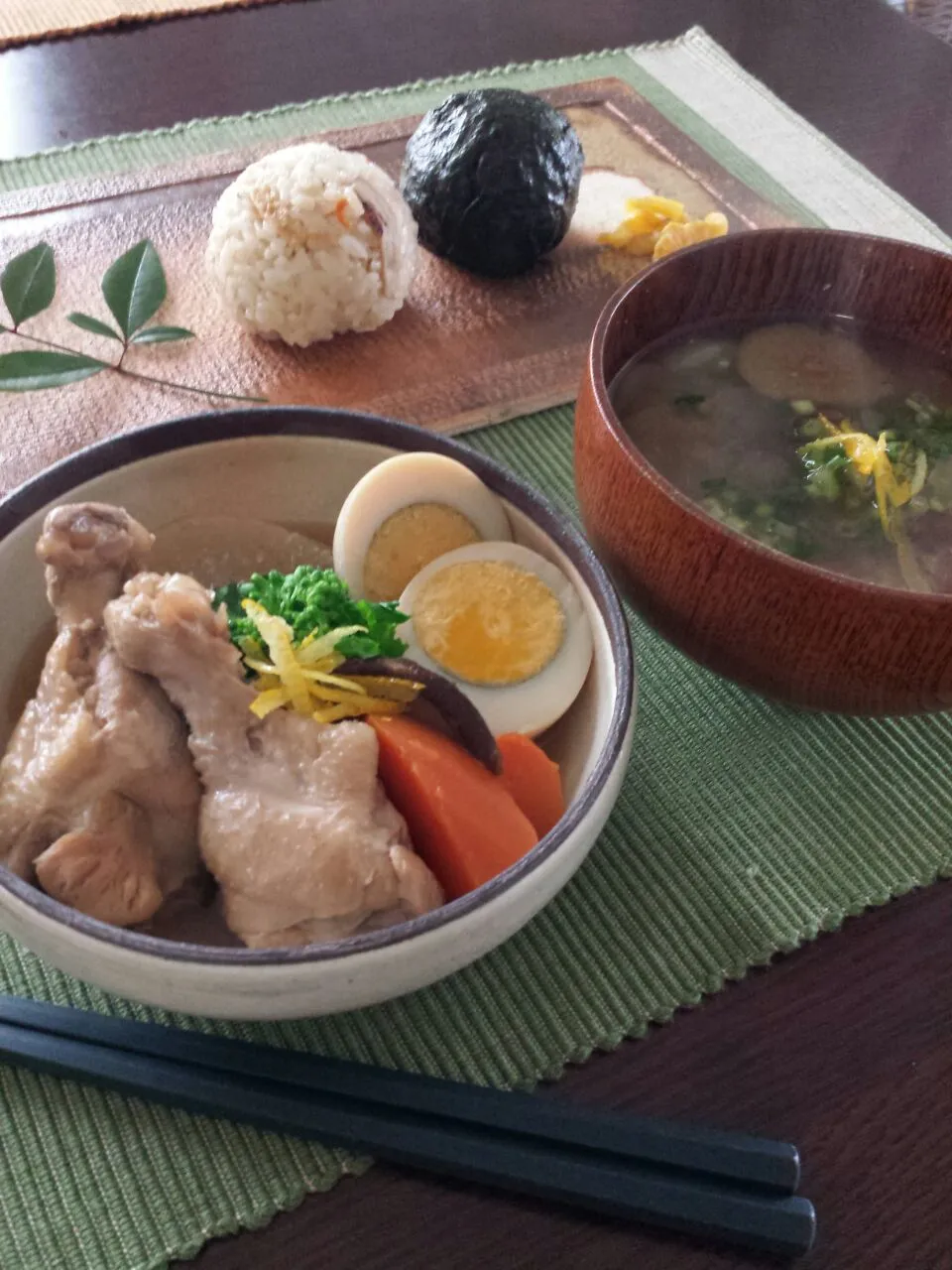 手羽元、茹で卵、野菜の煮物で昼ごはん|おちゃわんさん