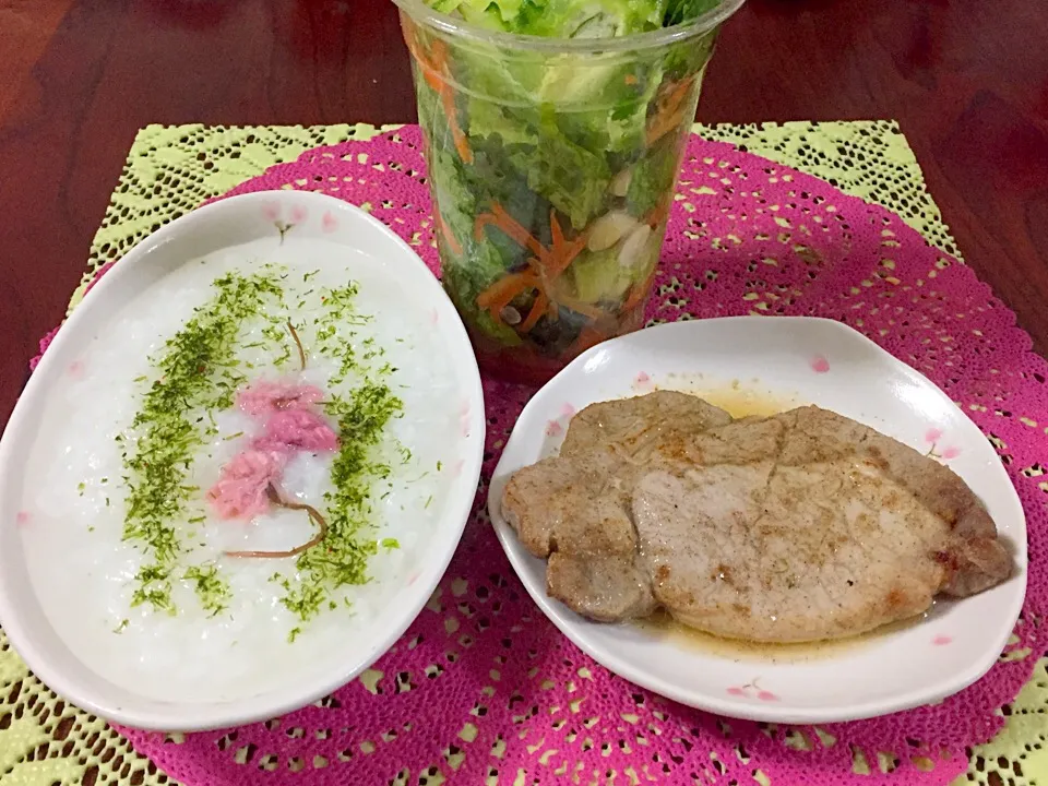 Snapdishの料理写真:🌸さくら粥🌸豚ロース🌸
コストコのガーデンサラダ🥗|Kii mamaさん