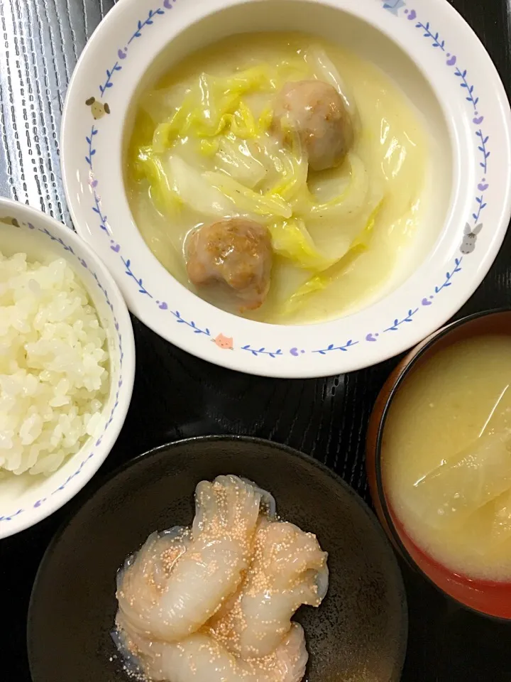 白菜と肉団子のクリーム煮、白滝のたらこ和え、みそ汁、ご飯

#ムスメご飯|mossan＠OSAKAさん