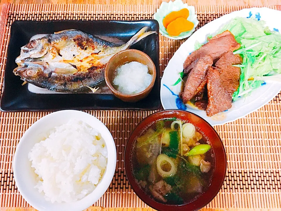 夕飯。
アジの開き、牛肉の甘辛焼き、肉汁です|karirikoさん