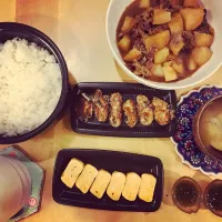 Snapdishの料理写真:肉じゃが、ちくわの磯辺揚げ、卵焼き
さつまいものお味噌汁
小6の娘作♡|norina & Co.さん