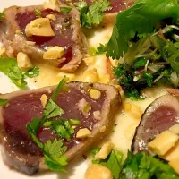 Snapdishの料理写真:鰹のたたきのカルパッチョ風。パクチーピーナッツソース。Seared bonito carpaccio south east asian style. With cirantro, penuts and sesame oil sauce.|Sayaka Jinsenji Huletteさん