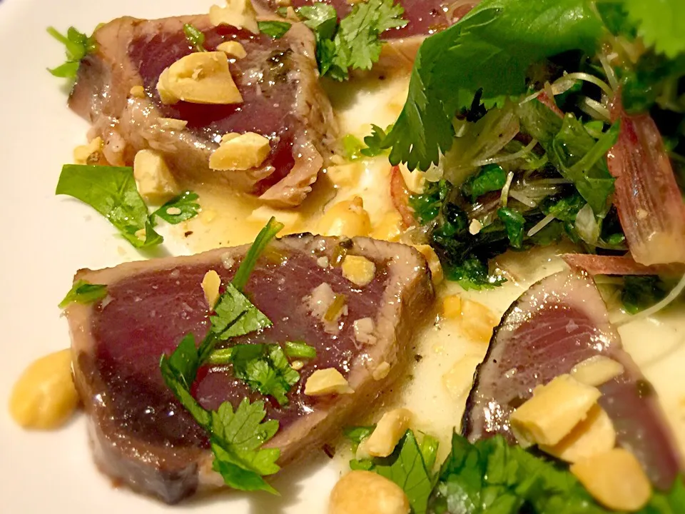 Snapdishの料理写真:鰹のたたきのカルパッチョ風。パクチーピーナッツソース。Seared bonito carpaccio south east asian style. With cirantro, penuts and sesame oil sauce.|Sayaka Jinsenji Huletteさん