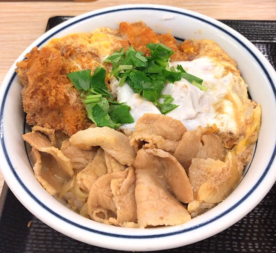 豚バラ煮✖️チキンカツの合い盛り丼|るみおんさん