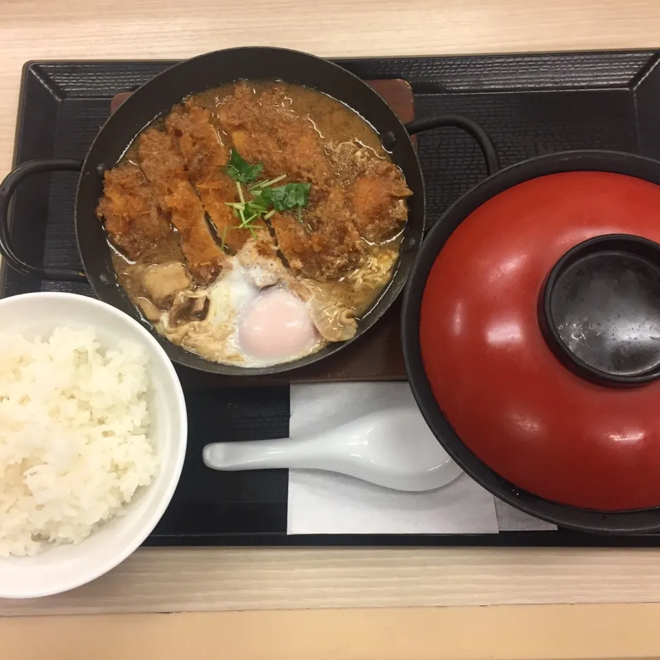 チキンカツと豚バラ煮定食|アクちゃんさん