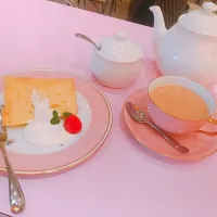 Snapdishの料理写真:ふわふわシフォンケーキとロイヤルミルクティー|キカさん