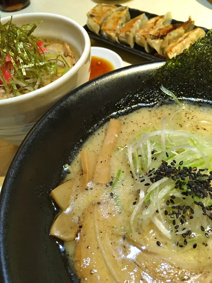 白旨らーめん、チャーシュー丼、餃子|ダンディ☆和田さん