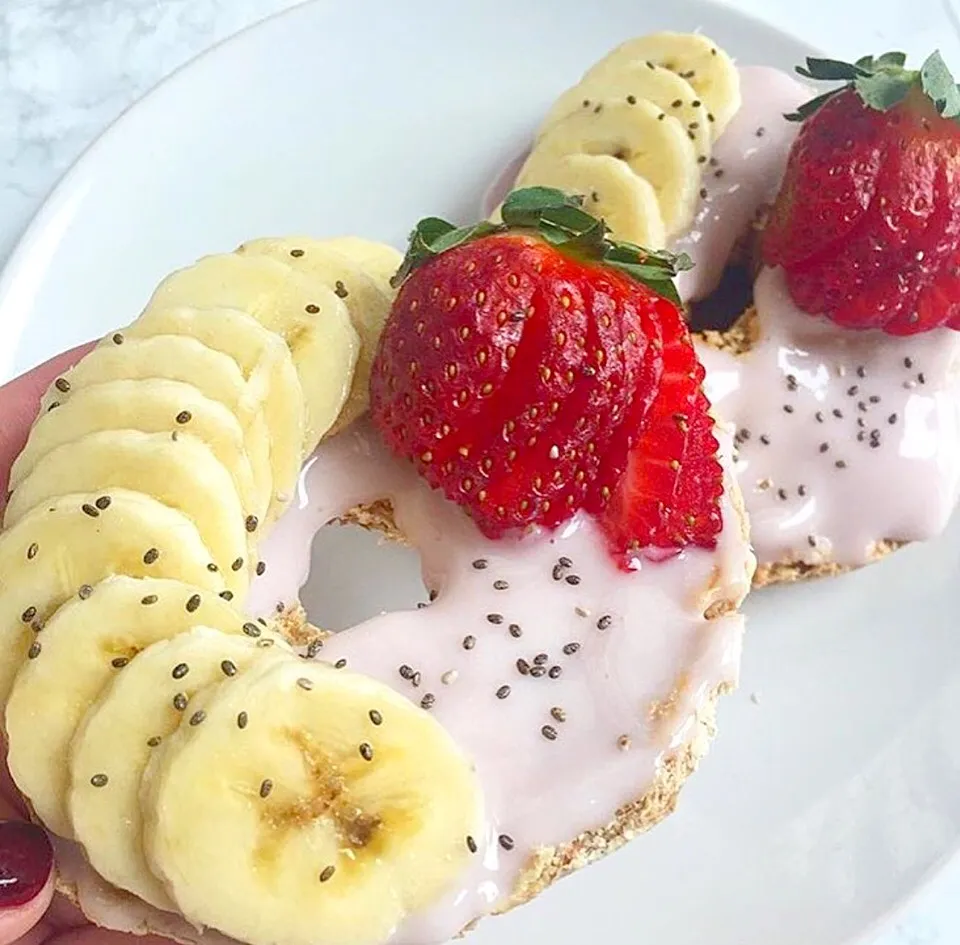 Bagel topped with yogurt and chia seeds, fresh banana🍌 & 🍓berries|🌺IAnneさん