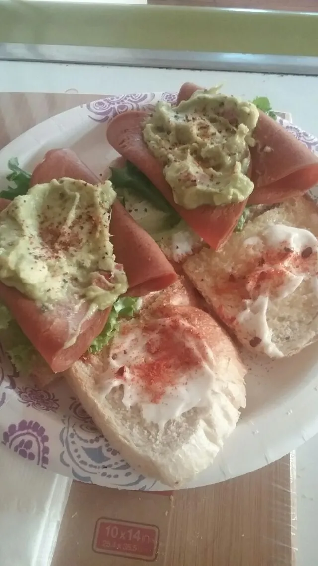 "ham", guacamole. lettuce,  mayo, and spicy Sriracha pepper sandwich in the making!|Polly Gelfusoさん