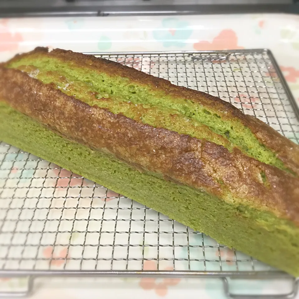 綺麗なグリーン色 抹茶パウンドケーキ🍵表面にグラニュー糖をかけてるのでカリッと、中はしっとりの2段階食感♪|おさとちゃんさん