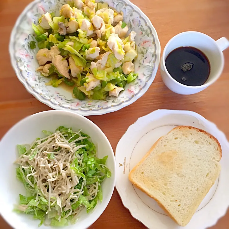 2017/01/14の朝食
鶏肉とピーマンとキャベツのコンソメ炒め
レタス入りごぼうサラダ
無添加食パン
ブレンドコーヒー
#朝食 #モーニング|Shirokoさん