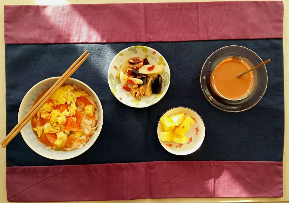 Breakfast: tomato egg noodle, pineapple, fried vegetable, Thai tea.|Liciaさん