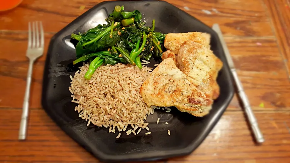 parmesan crusted pork chops, served with furikake flavored rice, and sauted Chinese broccoli tips.|Alonsealさん