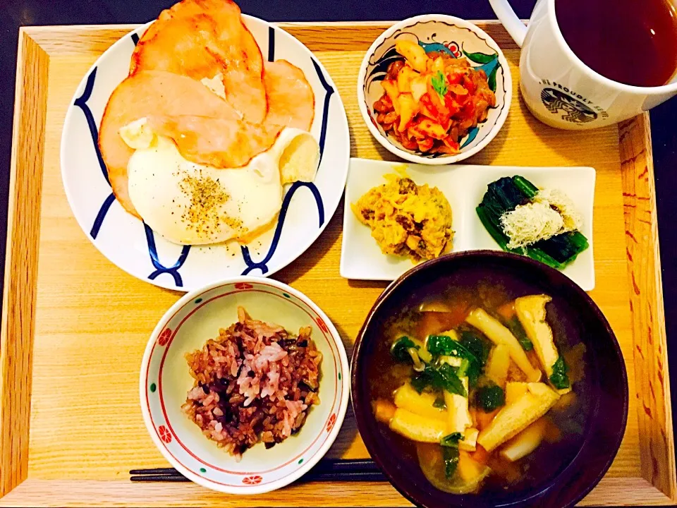 Snapdishの料理写真:…とある日の朝ごはん🍳
（ハムエッグ、かぼちゃサラダ🎃、小松菜のおひたし、キムチ納豆、黒米ごはん、具沢山お味噌汁）|Tinaさん