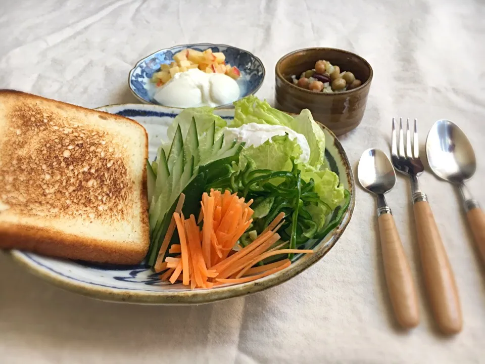 トースト、ポーチドエッグ野菜添え、豆サラダ、りんごヨーグルト
#宿題のために作ったごはん|Namiko Kanoyaさん