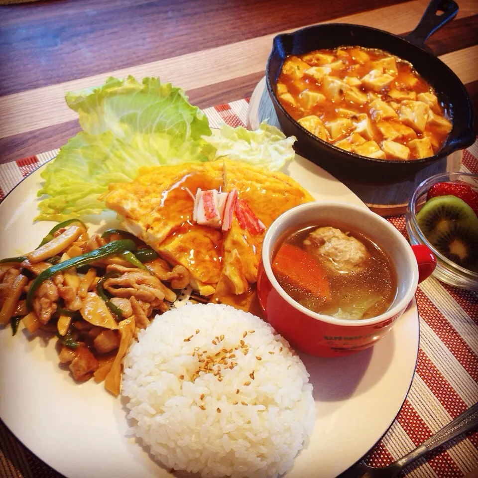 熱々スキレット麻婆豆腐と🍳青椒肉絲とカニ玉と肉団子スーププレート😋✨|chiakiさん