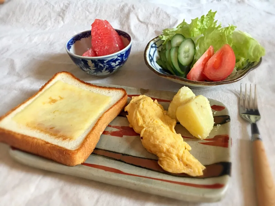 Snapdishの料理写真:チーズトースト、オムレツ（失敗笑）、粉ふき芋、サラダ、グレープフルーツ
#宿題のために作ったごはん|Namiko Kanoyaさん