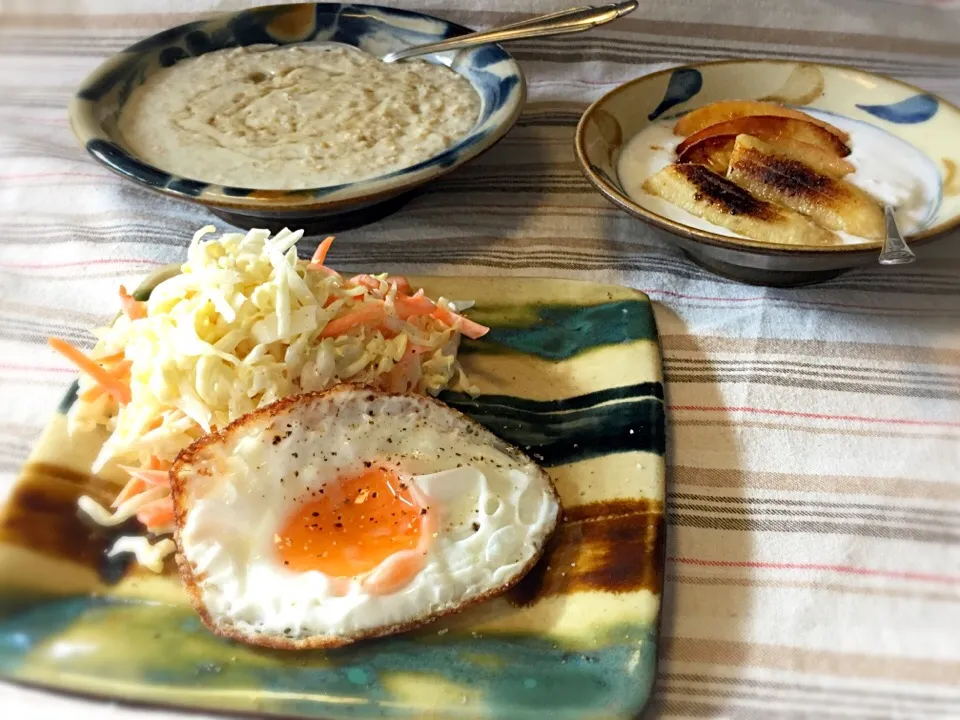 オートミール（はちみつ）、コールスローサラダ、目玉焼き、焼きバナナ・りんごヨーグルト
#宿題のために作ったごはん|Namiko Kanoyaさん