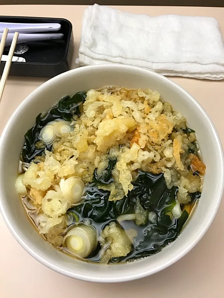 Snapdishの料理写真:西台駅近くの立ち食いそば「白熱」で、ワカメうどんに無料の天カスを乗せて朝ごはん‼️
ネギいっぱいって〜〜言ったのに〜〜😭😭😭|shinozakiさん