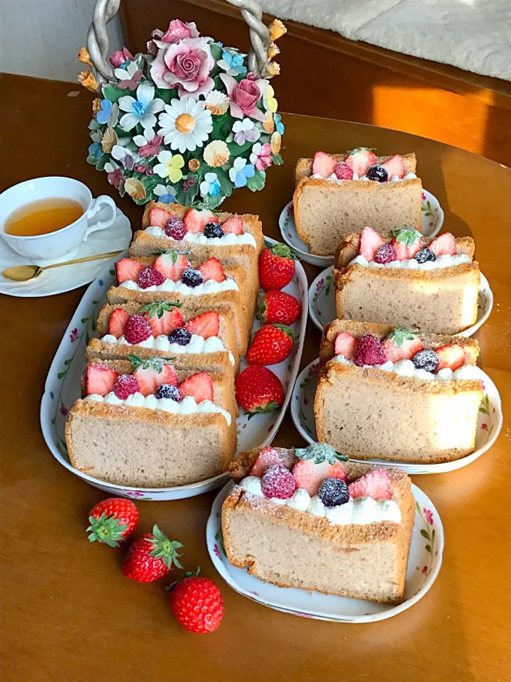 Snapdishの料理写真:苺のシフォンサンド🍓✨|Miki (^_−)−☆さん