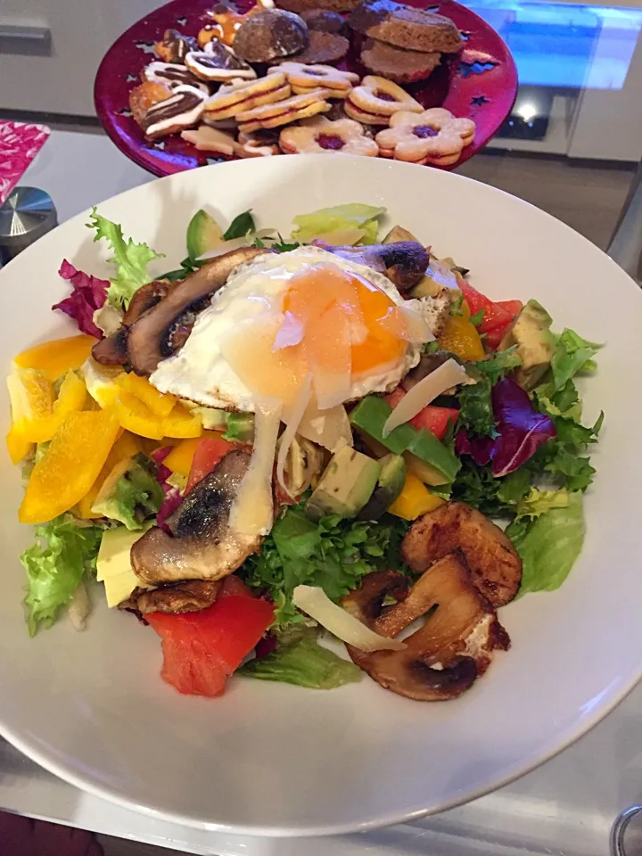 Snapdishの料理写真:My favourite salad: avocado, egg, parmesan and grilled mushrooms 😍 #avocado #parmesan #eggs #mushrooms #salad #veggie|LucieFoodさん