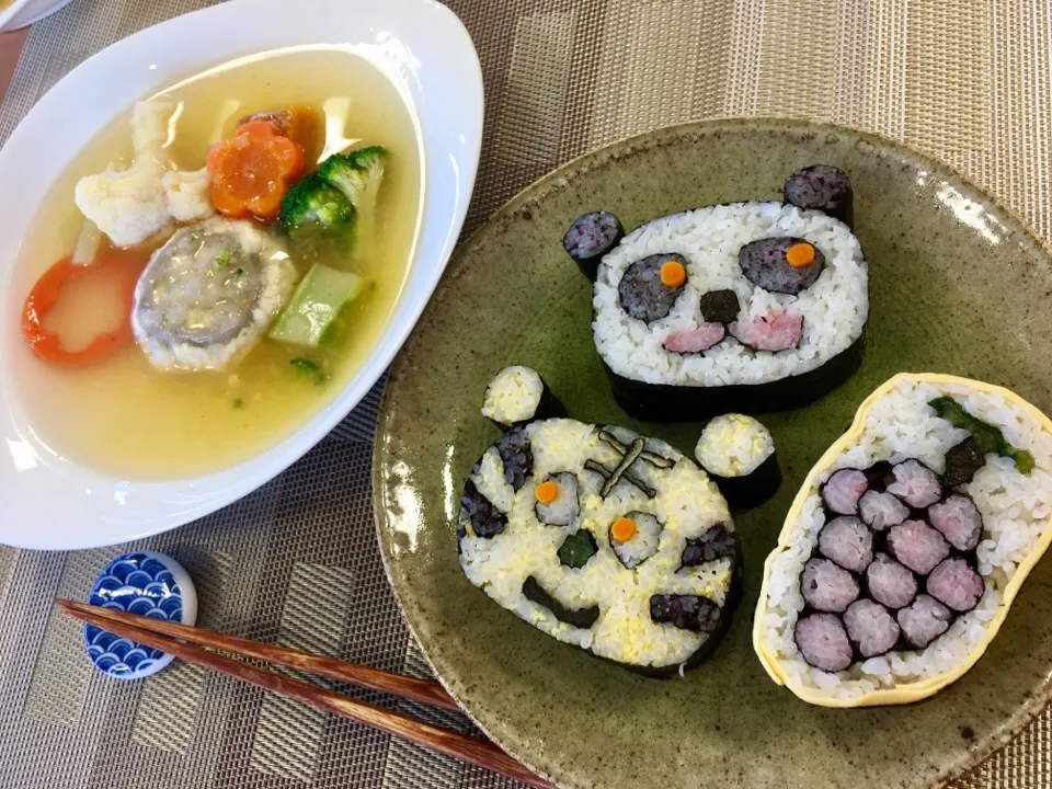 Snapdishの料理写真:巻き寿司と野菜いろいろスープ|大久保 掬恵さん