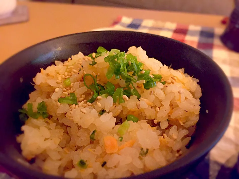 鮭のにんにくバター醤油炊き込みご飯🍙|なちゃんさん