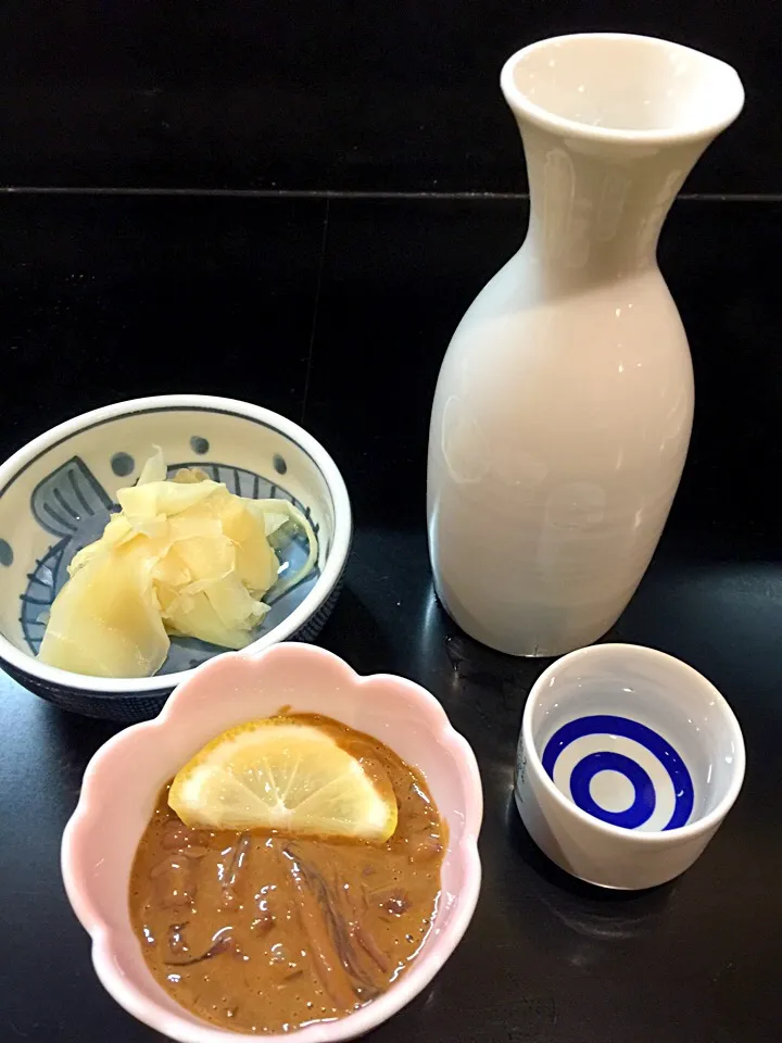 Snapdishの料理写真:ガリと塩辛と日本酒と^ ^|シュンさん