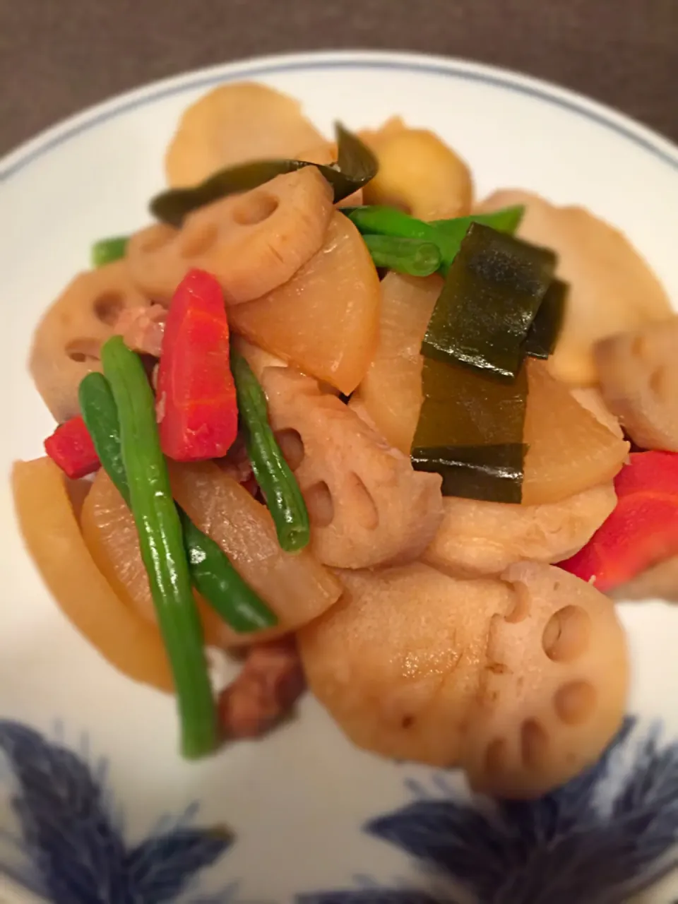 里芋、蓮根、大根、鶏肉の煮物。
カツオと昆布出汁。薄口醤油と塩、本味醂で味付け。#砂糖不使用 #本みりん #簡単料理 #|寧々🍨🍩🥄✨さん