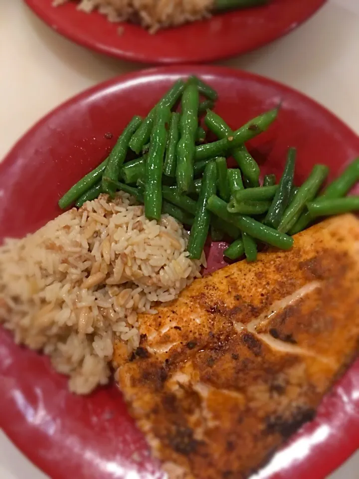 Broiled salmon with rice and green beans|Garthoneさん