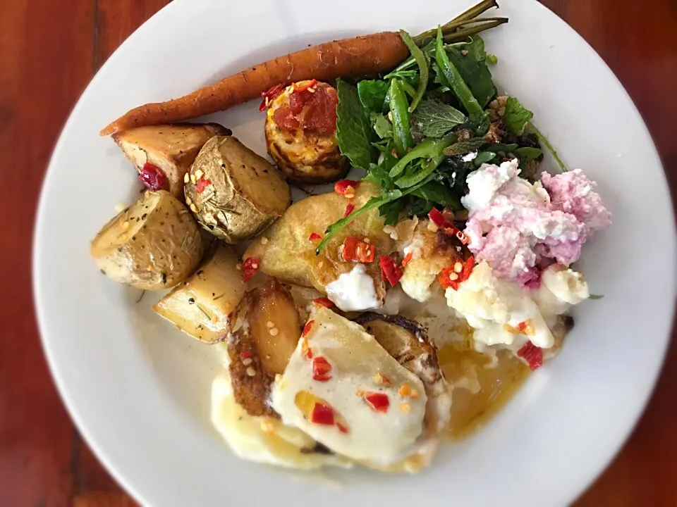 #Creamedbakedpotato #cauliflower #potatoes #carrot #samosa #greens #ricottacheesecorn #chilli #vegetarian @Lacuccina|Sergio Lacuevaさん