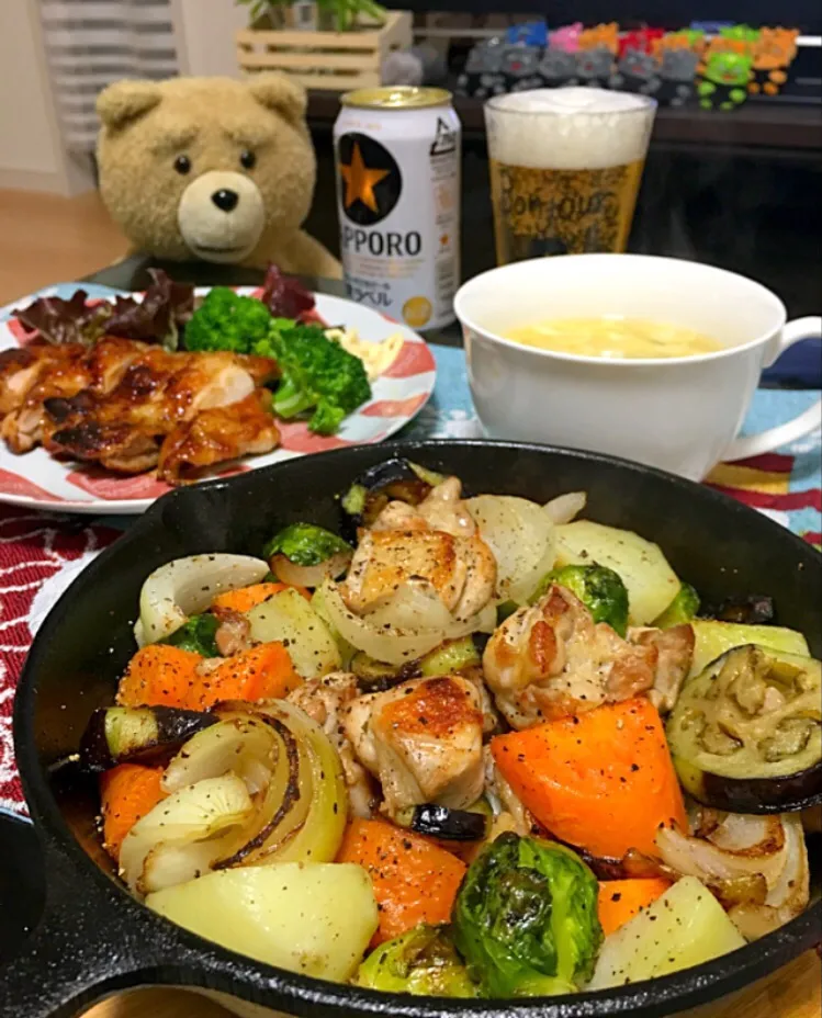 スキレットで鶏肉と野菜のぎゅうぎゅう焼き✨鶏の照り焼きプレート😋|ゆかりさん