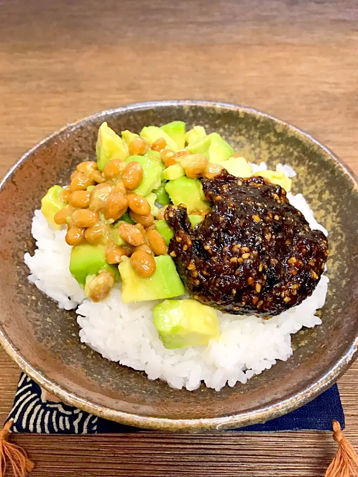 Snapdishの料理写真:アボカド、納豆、海苔だれ丼|みきさん