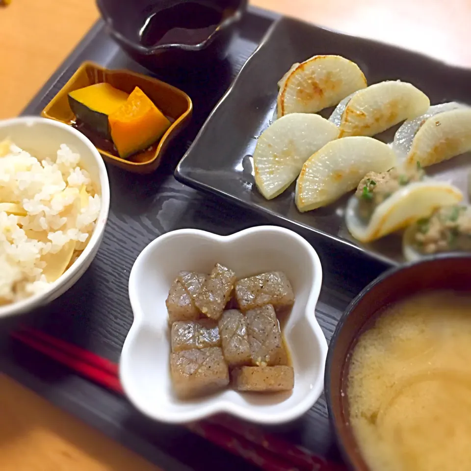 Snapdishの料理写真:✱大根餃子
✱こんにゃくステーキ
✱かぼちゃの煮物
✱味噌汁|saaaoさん