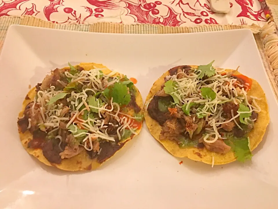 Carnitas tostada~ slow roasted pork carnitas, refried black beans, avocado sauce, cilantro, and mexican cheese|🌺IAnneさん