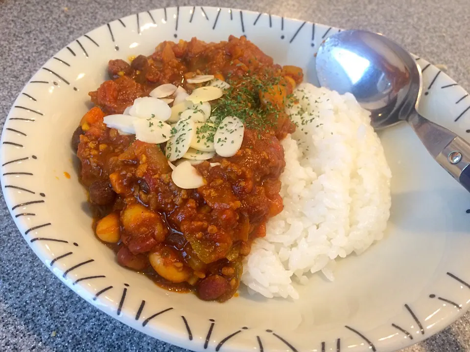 チリコンカン→豆のカレーにアレンジ。
ターメリック、クミン、クローブを足しました。|ユキ❄︎ミライさん