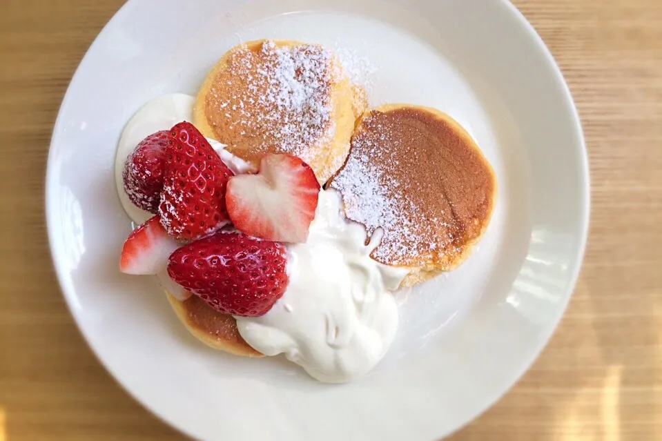 ひかりママ＊さんの料理 改良版！幸せのスフレパンケーキ🥞 苺&クリチクリームで🍓|ぷにさんさん