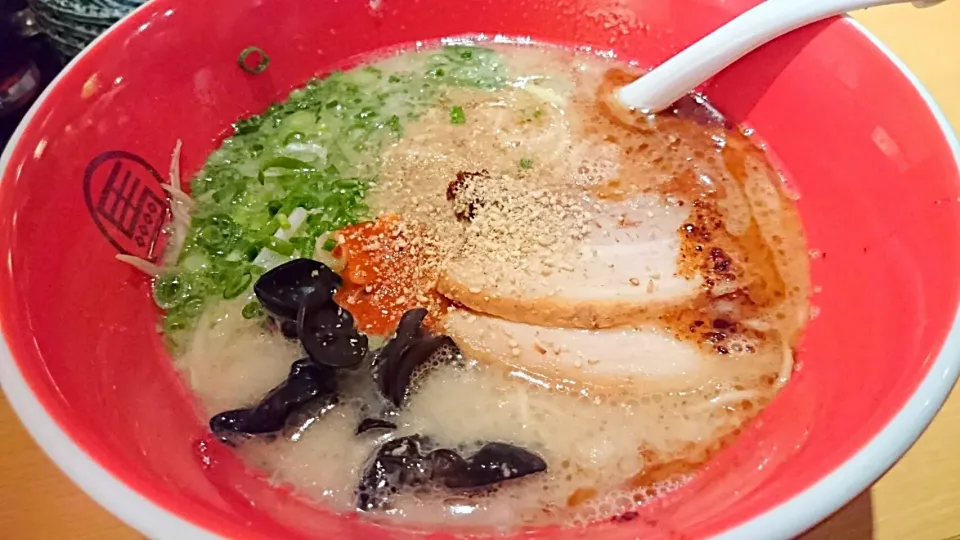 Snapdishの料理写真:広島駅前の我馬の赤うまラーメン🍜|Ume-jaken🍺🍶🍷さん