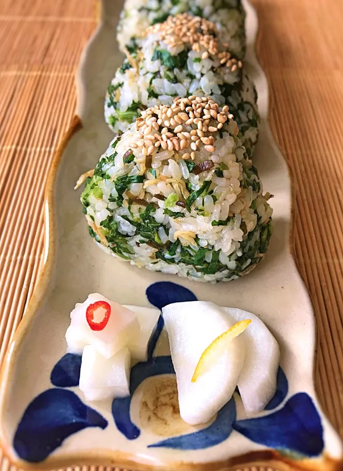 Snapdishの料理写真:Rizmuさんの料理 ご飯がもりもりすすむsan🍚大根葉のふりかけでおにぎり🍙|アッチさん