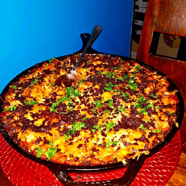 Mac con Queso topped of with some crushed blue corn chips and herbs. This is basically shells & cheese but the cheese is Tex-Mex style queso dip. Everyone at my|CHUENCHAIさん