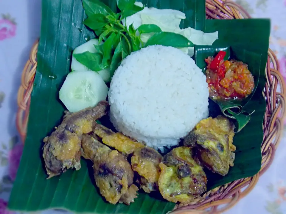 penyetan kepala rempelo ati plus sambel brambang ♥♥♥|Yeti Boedionoさん