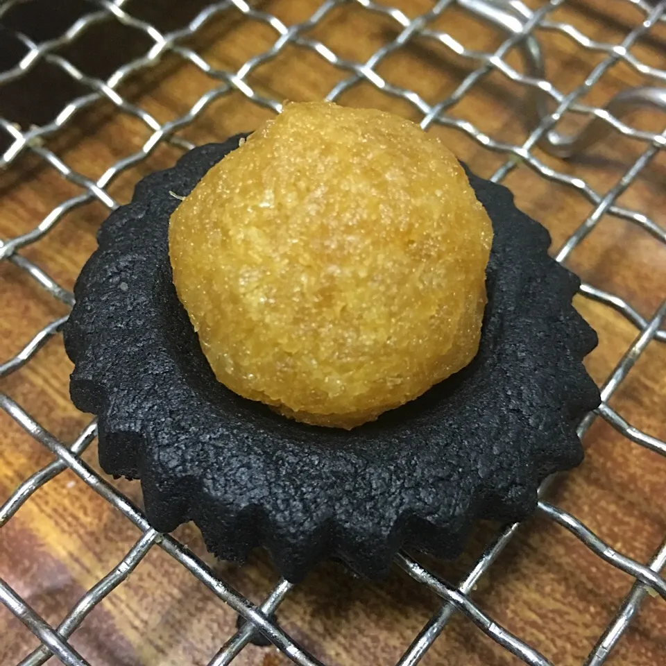 Charcoal pineapple tart|Trish Wongさん