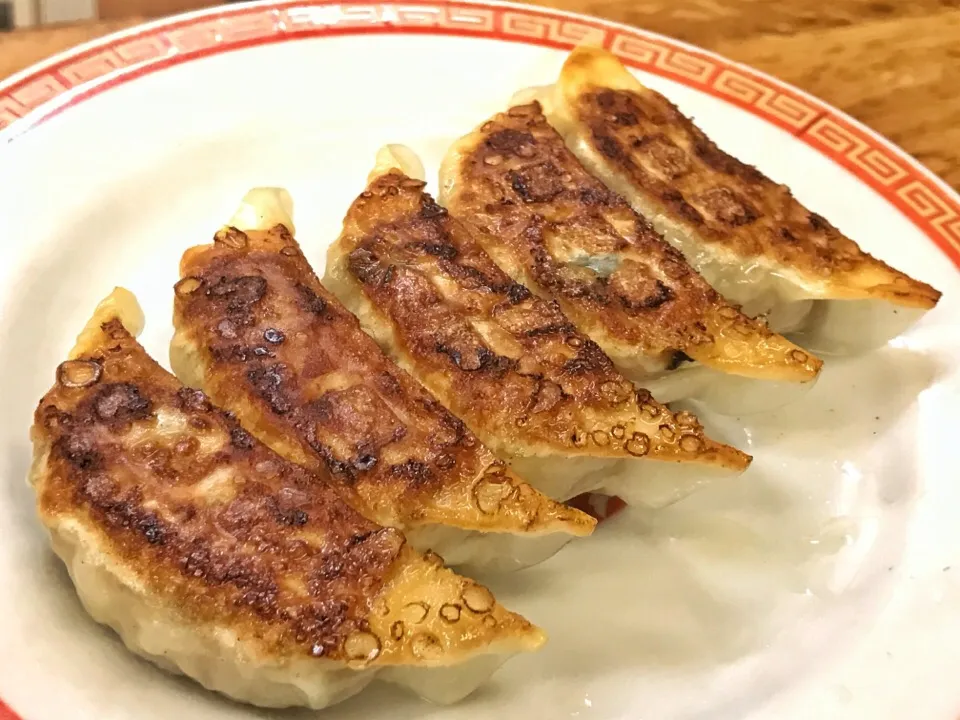 本年初餃子！最後の一枚が最高の焼き上がりで、ええ〆になりました。|たけうちさん