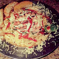 Alfredo fettuccini, with Sun dried tomato, roasted garlic, and fresh chopped basil.  topped with shredded pram cheese. .served with rosemary focacia  bread stic|Kenneth Flathersさん