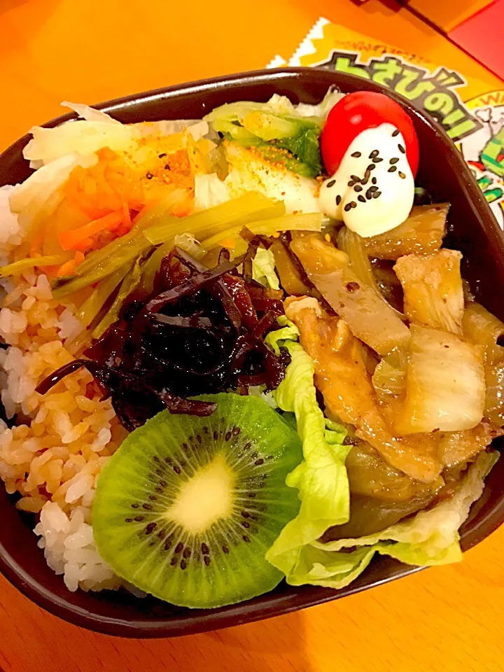 パパお弁当🍱😋  豚肉と白菜玉ねぎのあんかけ炒め  椎茸昆布の佃煮  大根小松菜人参の漬物  白菜の漬物  キウイ🥝  トマト🍅|ch＊K*∀o(^^*)♪さん